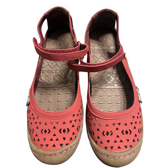 EUC Muk Luks Sport Red Casual Shoes Hook and Loop Closure Laser Cut Size 7 - Picture 2 of 7